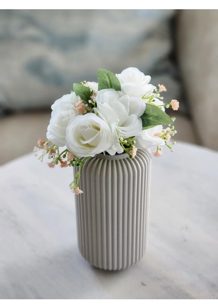 Modern Oluklu Seramik Dekoratif Vazo ve Yapay Çiçek Aranjmanı – 3 Boy Seçeneği (15-18-22 Cm) – Beyaz & Gri fırsatları