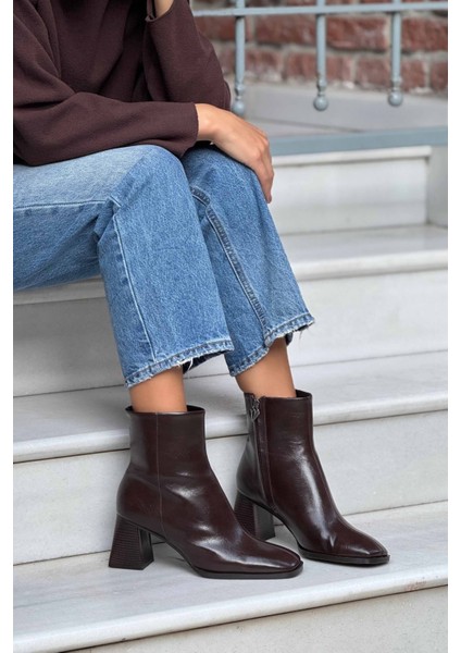 Darelis Kahve Raşel Rustik Desen Fermuar Detay Küt Burun Kadın Topuklu Bot