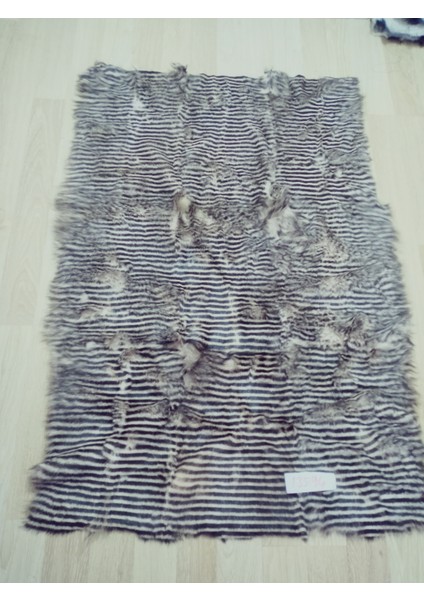 Gerçek Keçi Postundan Uzun Tüylü, Kurt Rengi Kalın Tok Duran Halı Seccade fiyatları