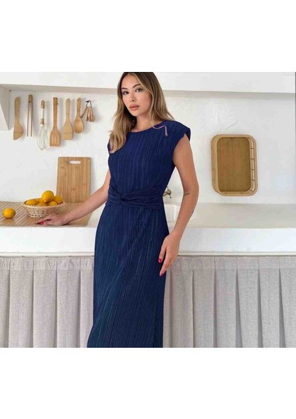 Kadın Siyah Pliseli Sıfır Kol Bağlama Detaylı Elbise