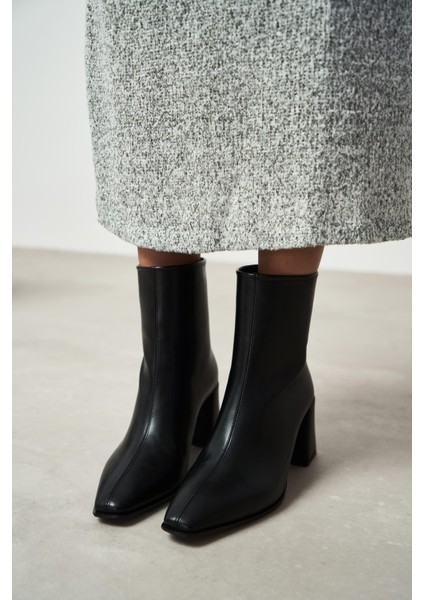 Layana Siyah Mat Sivri Burun Kalın Topuklu Arka Fermuar Detay Kadın Bot fiyatları