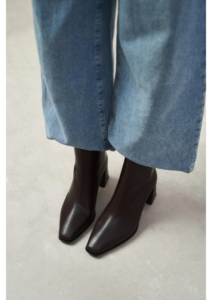 Layana Kahve Mat Sivri Burun Kalın Topuklu Arka Fermuar Detay Kadın Bot fiyatları