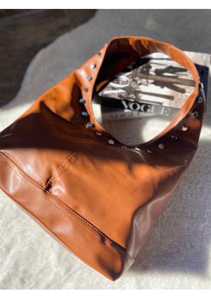 Zımba Detaylı Yumuşak Deri Omuz Çantası indirimleri