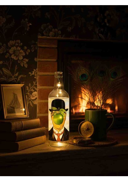 Sanat Temalı Şişe Lamba – René Magritte “insanoğlu” Tasarımlı Pilli LED Işıklı Dekoratif Masa Lambası modelleri