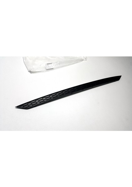 Audi A4 8W B9 16-24 S-Line Arka Tampon Çıtası Plastik Oem modelleri