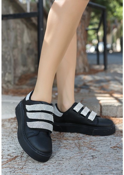 Yebta Siyah Cilt Beyaz Işlemeli Spor Ayakkabı fiyatları