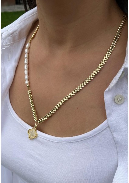 Inci Detaylı Kılçık Dizilim Yonca Uçlu Kolye