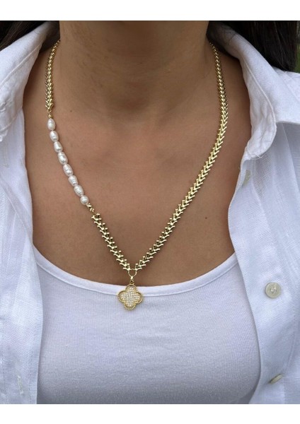 Inci Detaylı Kılçık Dizilim Yonca Uçlu Kolye fiyatları