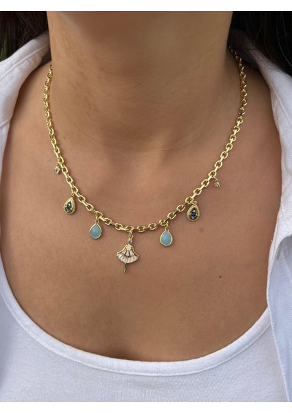 Kadın ve Taş Charmlı Kolye