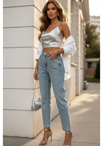 Kadın Yüksek Bel Taşlı-Taş Detaylı Mavi Mom Jean Pantolon – Şık Denim Kadın Pantolon