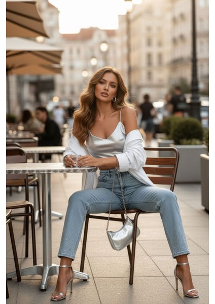 Kadın Yüksek Bel Taşlı-Taş Detaylı Mavi Mom Jean Pantolon – Şık Denim Kadın Pantolon modelleri