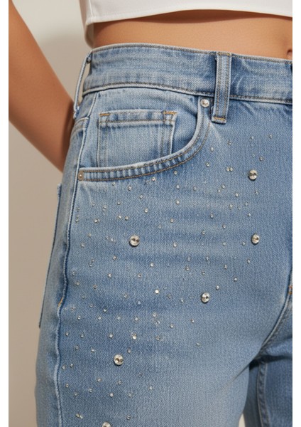 Kadın Yüksek Bel Taşlı-Taş Detaylı Mavi Mom Jean Pantolon – Şık Denim Kadın Pantolon