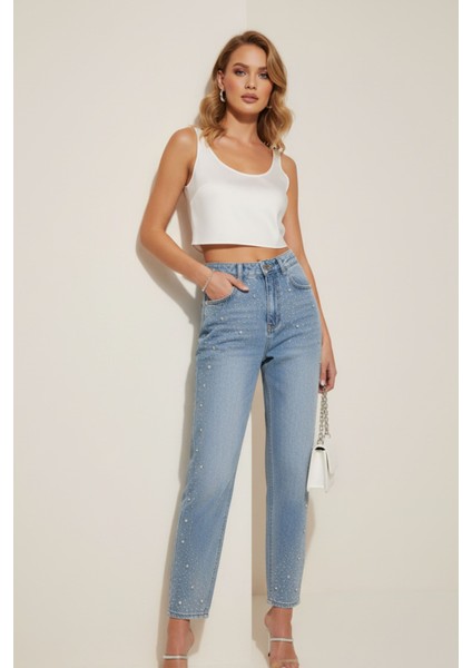 Kadın Yüksek Bel Taşlı-Taş Detaylı Mavi Mom Jean Pantolon – Şık Denim Kadın Pantolon