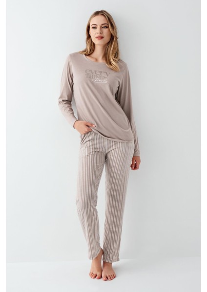 Kadın %100 Pamuklu Açık Yaka Çizgili Uzun Kollu Rahat Pijama Takım