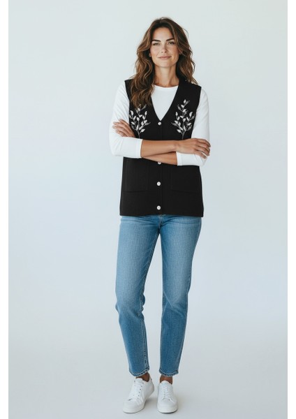 Kadın Önü Düğmeli Cepli Işlemeli Angora Yelek modelleri