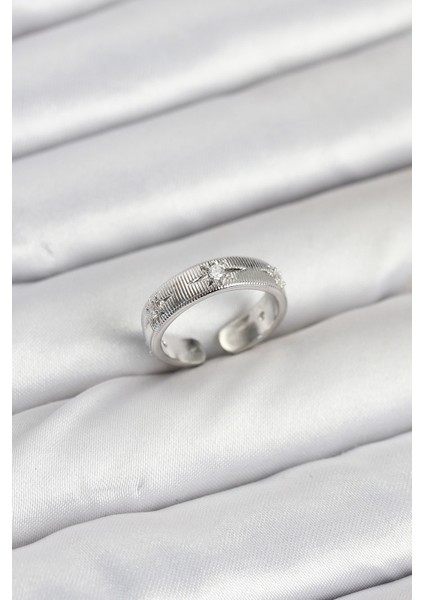 Pirinç Gümüş Renk Zirkon Taşlı Kutup Yıldızı Model Kadın Yüzük - Lisinya