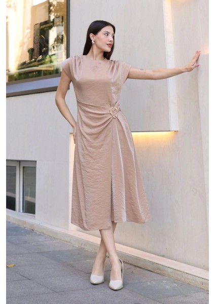 Toka ve Drape Detaylı Soft Saten Midi Elbise 6042-BEJ modelleri