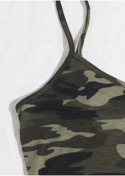 Kadın Kamuflaj Desenli Askılı Crop Top ve Şortlu Gecelik Takım fırsatları