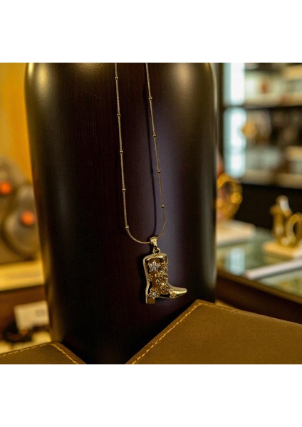 316L Altın Renk Çelik Kovboy Çizme Kolye Kadın Çelik Kolye Wastern Tarz Kolye Gold Renk Kolye Çiçek Desenli Trend Kadın Kolye Çelik Kolye Gold Kolye Kovboy Kolye Kadın Kolye Çizme Model 316L Çelik