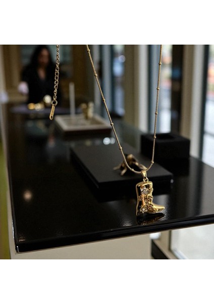 316L Altın Renk Çelik Kovboy Çizme Kolye Kadın Çelik Kolye Wastern Tarz Kolye Gold Renk Kolye Çiçek Desenli Trend Kadın Kolye Çelik Kolye Gold Kolye Kovboy Kolye Kadın Kolye Çizme Model 316L Çelik fırsatları