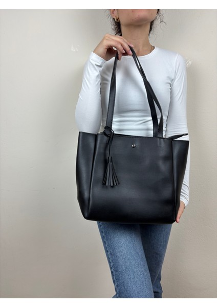 Kadın Suni Deri Siyah Püskül Detaylı Midi Boy Omuz Çantası