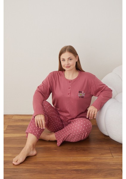 Kadın Kışlık Büyük Beden Curve Nakışlı Desenli Yakası Düğmeli Uzun Kollu Pijama Takımı