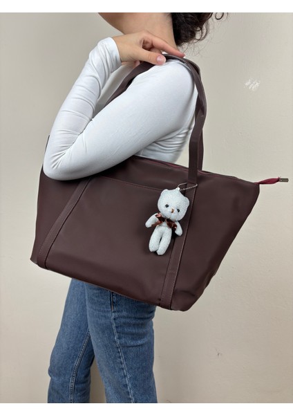 Kadınkumaş Bordo Ayıcık Aksesuarlı Geniş Hacimli Maxi Boy Omuz Çantası modelleri