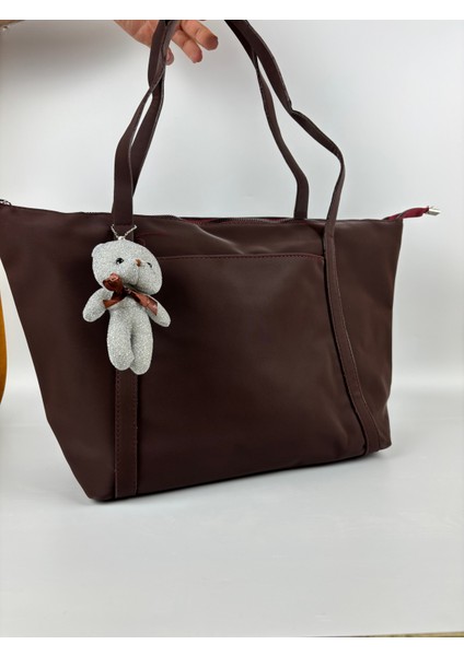 Kadınkumaş Bordo Ayıcık Aksesuarlı Geniş Hacimli Maxi Boy Omuz Çantası