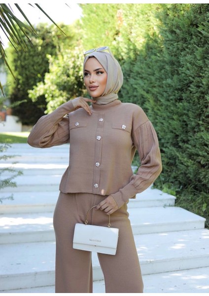 Taş Düğmeli Ikili Triko Takım Vizon fiyatları