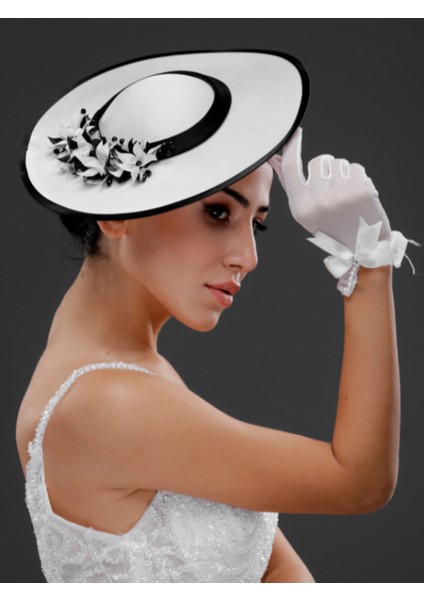 Zarif Tüllü ve Çiçek Detaylı Kadın Davet Şapkası – Özel Gün & Nikah Kombinleri Için