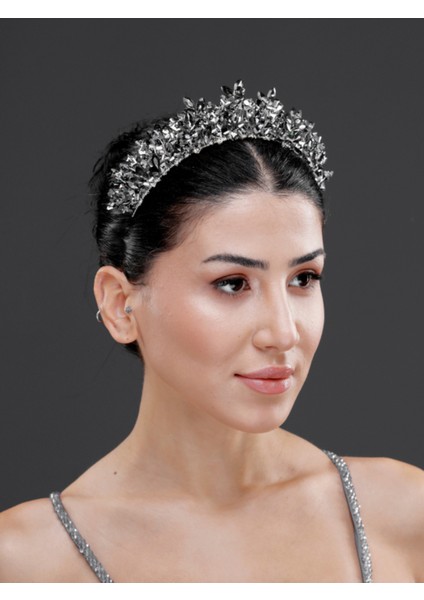 Zarif Kristal Taşlı Gelin Tacı – Işıltılı Gümüş Renk Düğün, Nişan ve Özel Gün Aksesuarı