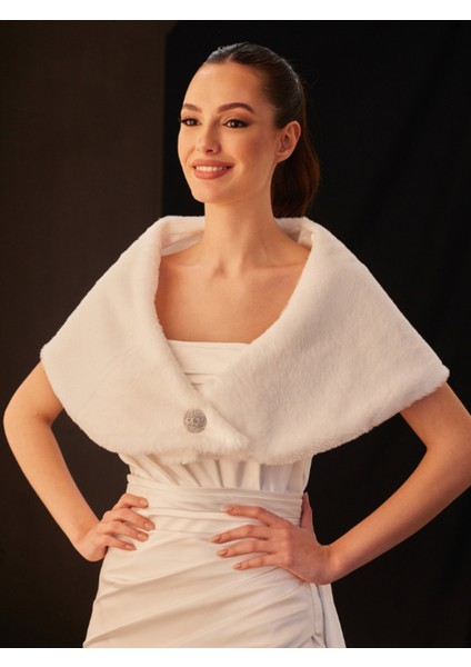 Zarif Beyaz Kürk Etol – Taş Düğme Detaylı Şık Omuz Aksesuarı