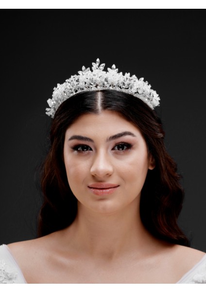 Zarif Kristal Taşlı Gelin Tacı – Işıltılı Gümüş Renk Düğün, Nişan ve Özel Gün Aksesuarı