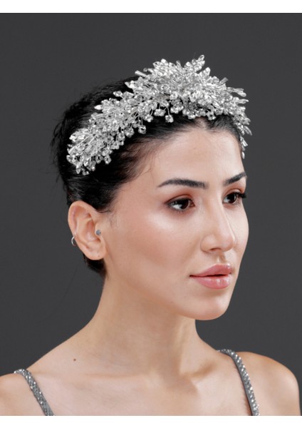 Kristal Çiçek Detaylı Işıltılı Taç – Zarif Saç Aksesuarı