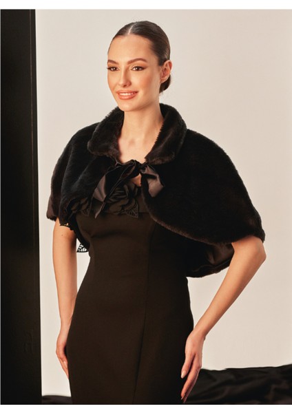 Zarif Siyah Kürk Etol – Şık ve Sıcak Tutucu Omuz Aksesuarı