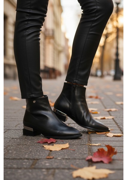 Siyah Parlak Içi Kürklü Kadın Bot PC-54991 Z