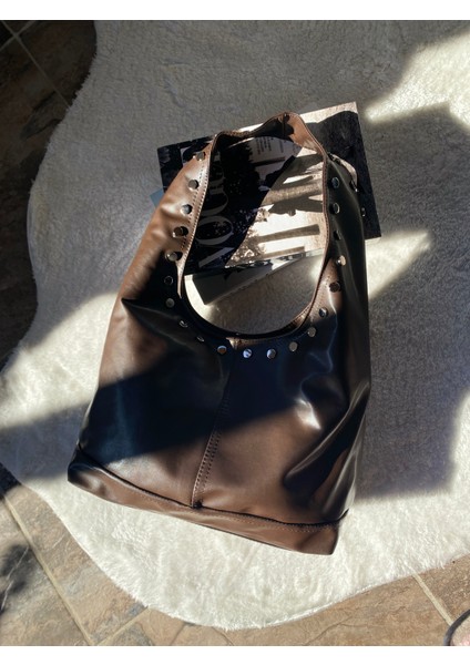 Zımba Detaylı Yumuşak Deri Omuz Çantası fırsatları