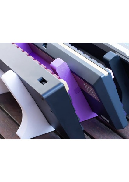 Masaüstü Klavye Standı / Tutucusu - Setup Görünümünü Zenginleştiren Dikey Dekorasyon - Istediğiniz Renkte