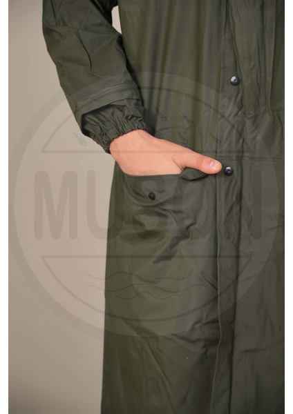 Uzun Pardesü Yağmurluk – Haki | Su Geçirmez, Rüzgar Geçirmez, Kapüşonlu, Yeni Nesil Yaka Detaylı, Çift Cepli, Kemik Diş Fermuarlı, Hafif ve Dayanıklı Dış Mekan Yağmurluk – Tam Koruma