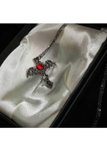 Kalp Taşlı Yarasa Kanatlı Gotik Haç Kolye