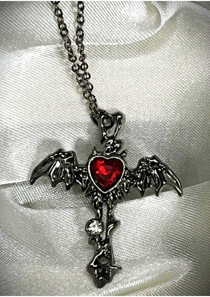 Kalp Taşlı Yarasa Kanatlı Gotik Haç Kolye fiyatları