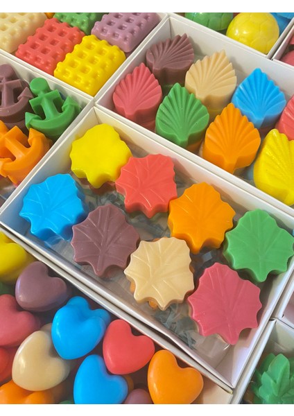 HEDİYELİK, DEKORATİF RENKLİ YAZ MODEL YAPRAK SABUNLAR 16 ADET KUTU İÇİNDE