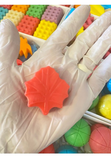 HEDİYELİK, DEKORATİF RENKLİ YAZ MODEL YAPRAK SABUNLAR 16 ADET KUTU İÇİNDE fiyatları