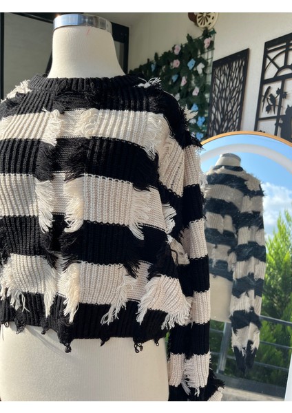 Püsküllü Siyah Kazak