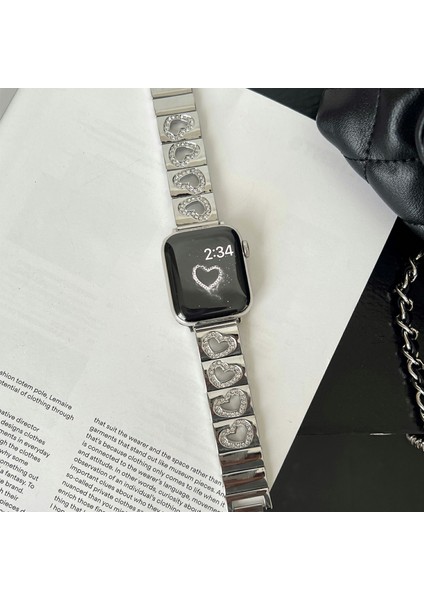 Apple Watch Series 10 42MM/9 8 7 41MM/SE (2023) Se (2022) Se 6 5 4 40MM/3 2 1 38MM Için Içi Boş Kalp Metal Kayış - Gümüş (Yurt Dışından) modelleri