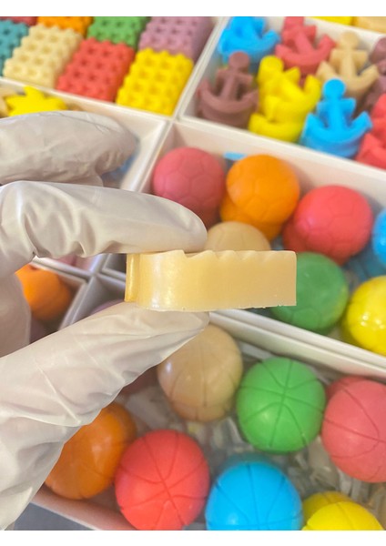 HEDİYELİK, DEKORATİF RENKLİ YELPAZE MODEL YAPRAK SABUNLAR 16 ADET KUTU İÇİNDE fiyatları