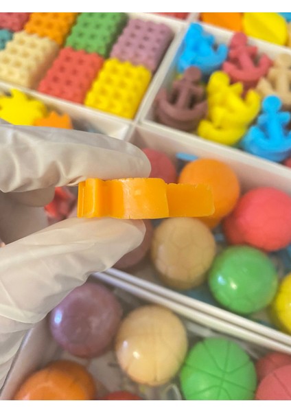 HEDİYELİK, DEKORATİF RENKLİ SONBAHAR MODEL YAPRAK SABUNLAR 24 ADET KUTU İÇİNDE modelleri