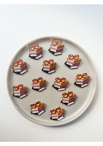 Renkli Zirkon Taşlı Kırmızı Gözlüklü Kitap Broş fiyatları