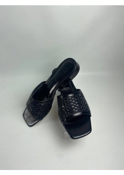 Ortu Siyah Cilt Işlemeli Terlik