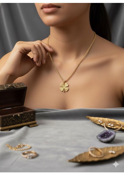 Altın Kaplama Çelik Yonca Uçlu Kadın Kolye